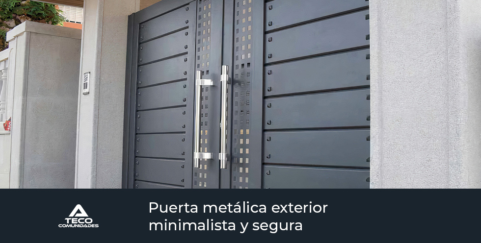 Puerta metálica exterior minimalista y segura